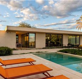 4 bedroom villa with infinity pool and sea views near Noto, Sicily, sleeps 8